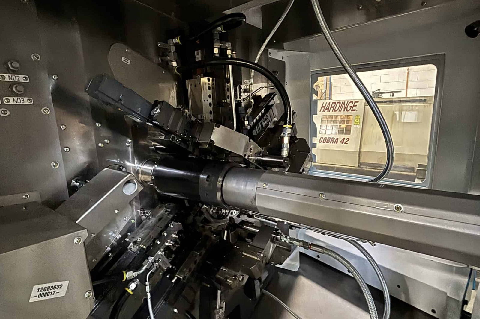 Машина з великою металевою трубкою